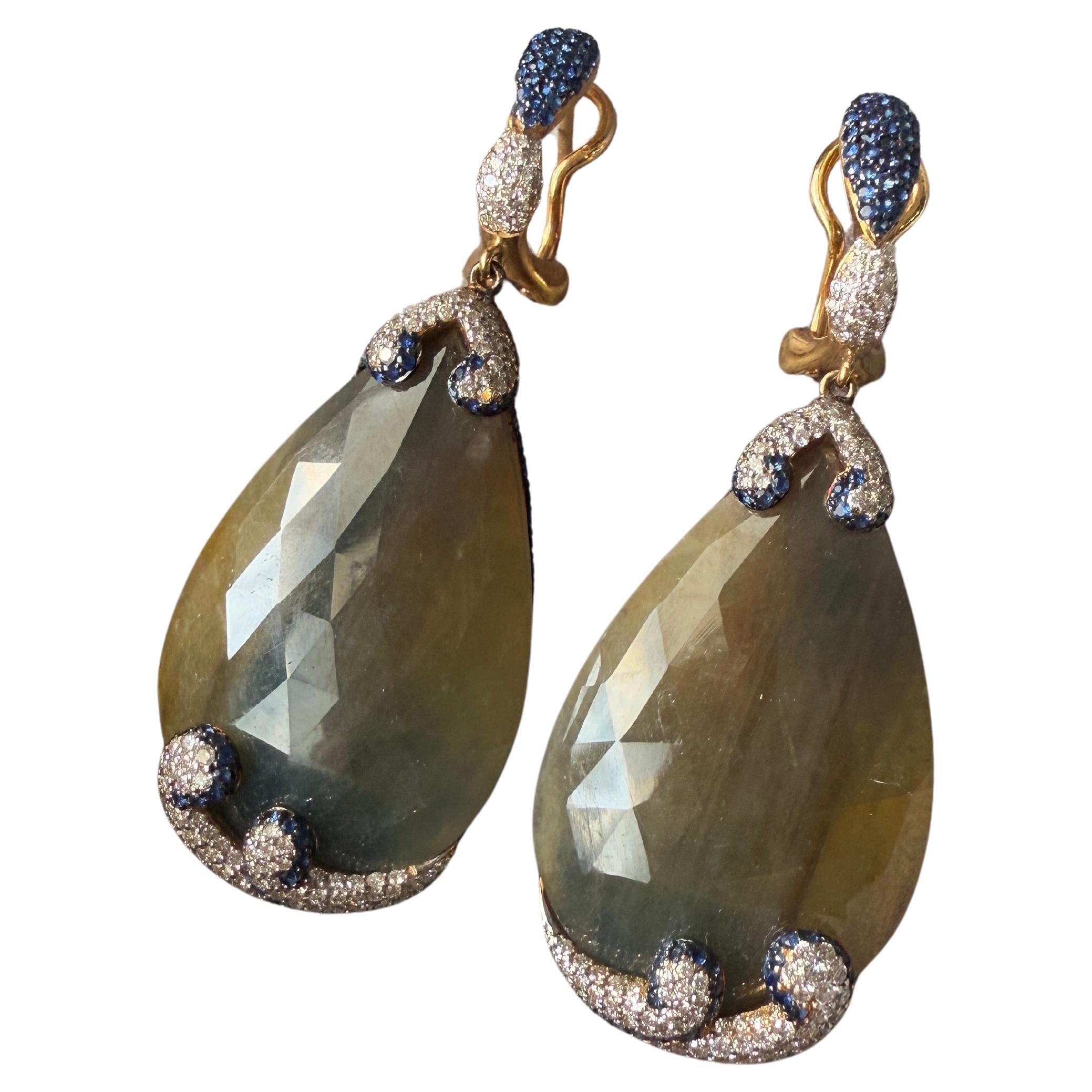 Craquez pour les boucles d'oreilles uniques de VOTIVE, chacune d'entre elles étant méticuleusement fabriquée à la main selon les normes artisanales les plus strictes. Chaque pièce de notre collection exclusive est unique, conçue pour capturer