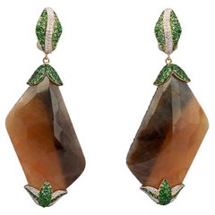 Boucles d'oreilles en or jaune avec diamants blancs, saphirs merveilleux et tsavorites