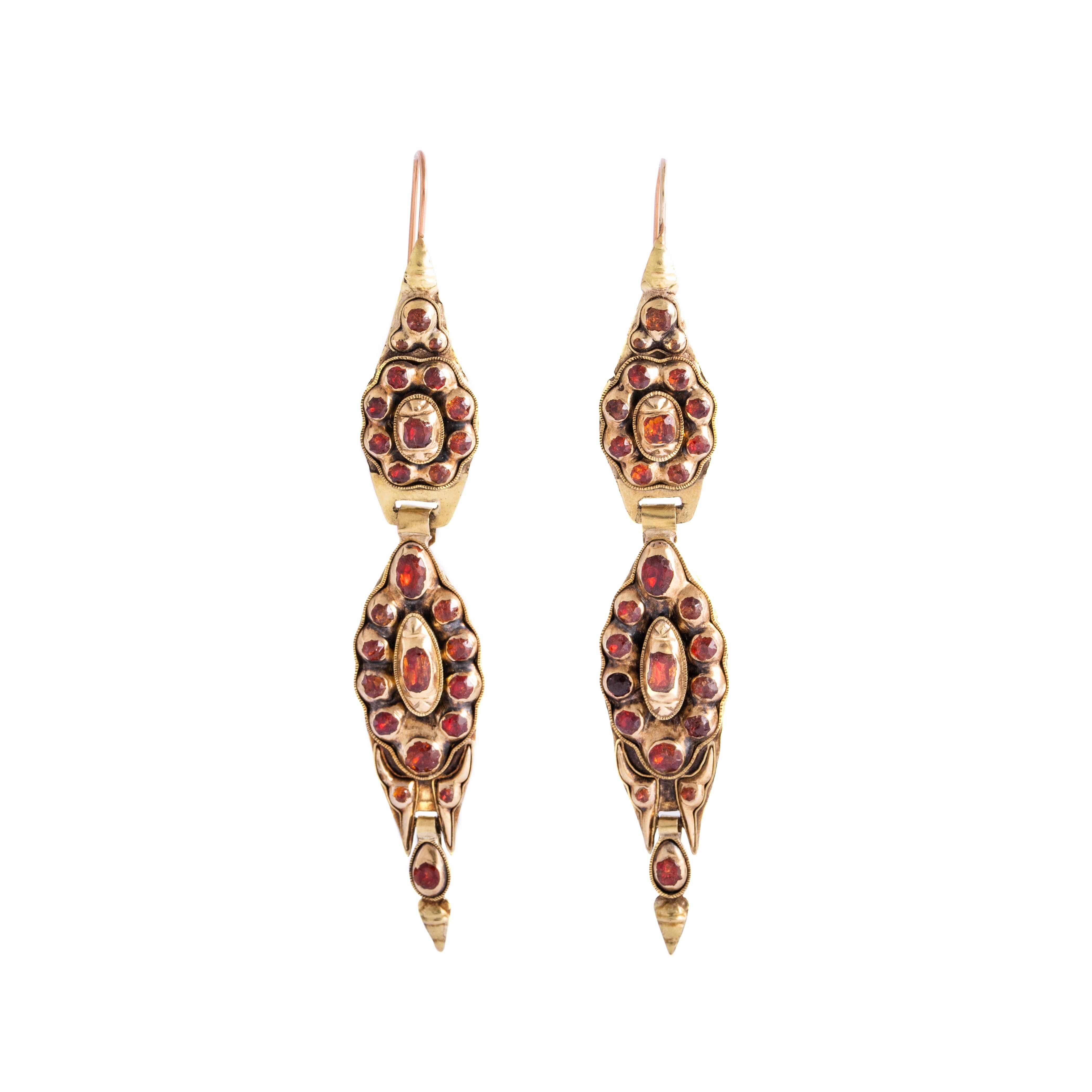 Pair of 14K yellow gold earrings set with orange stones. Iberian work.
Height: 9.50 centimeters. 
Gross weight: 14.86 grams.