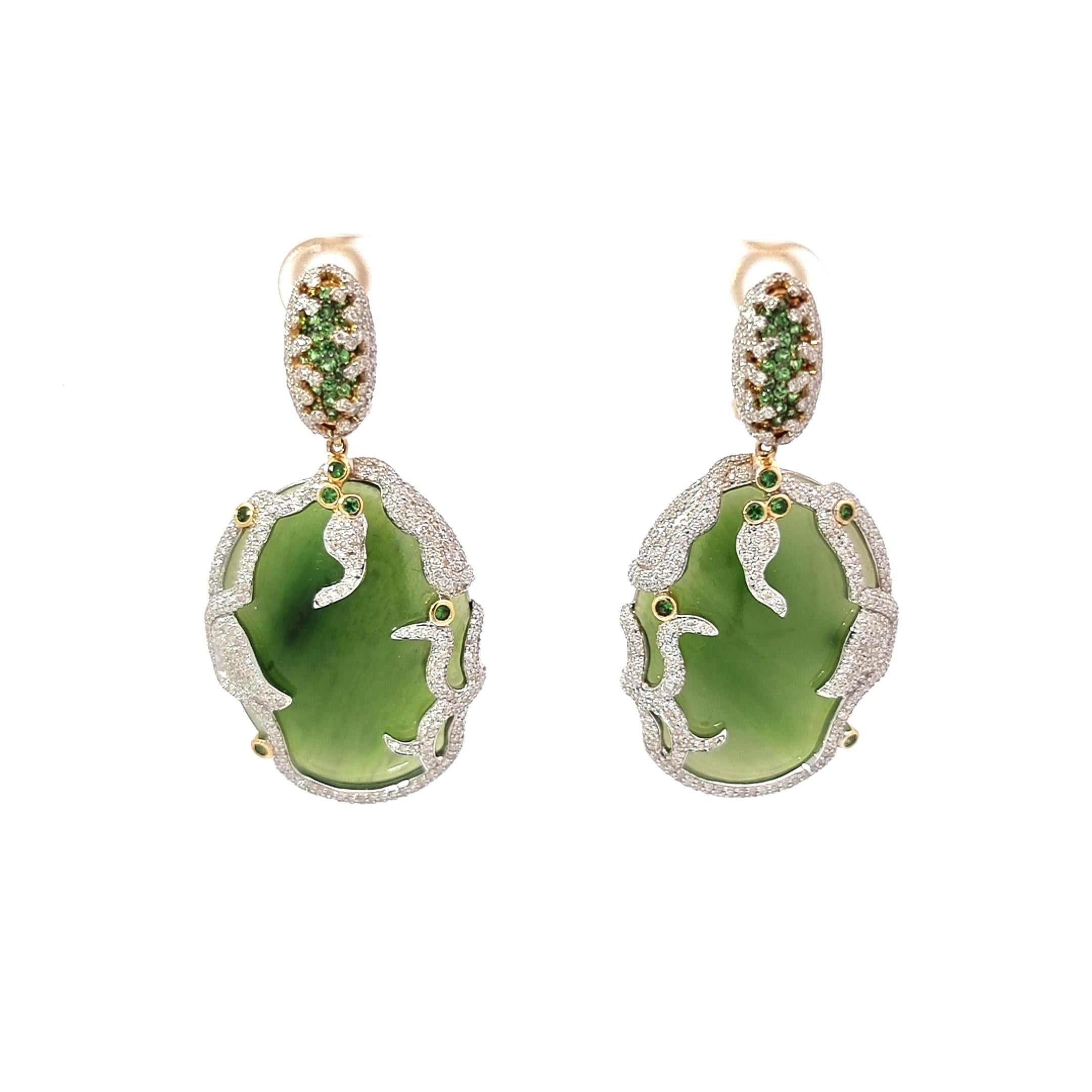 Ohrringe aus Gelbgold aus 18 Karat Gelbgold mit weißen Diamanten, Jade und Tsavorit (Rundschliff) im Angebot