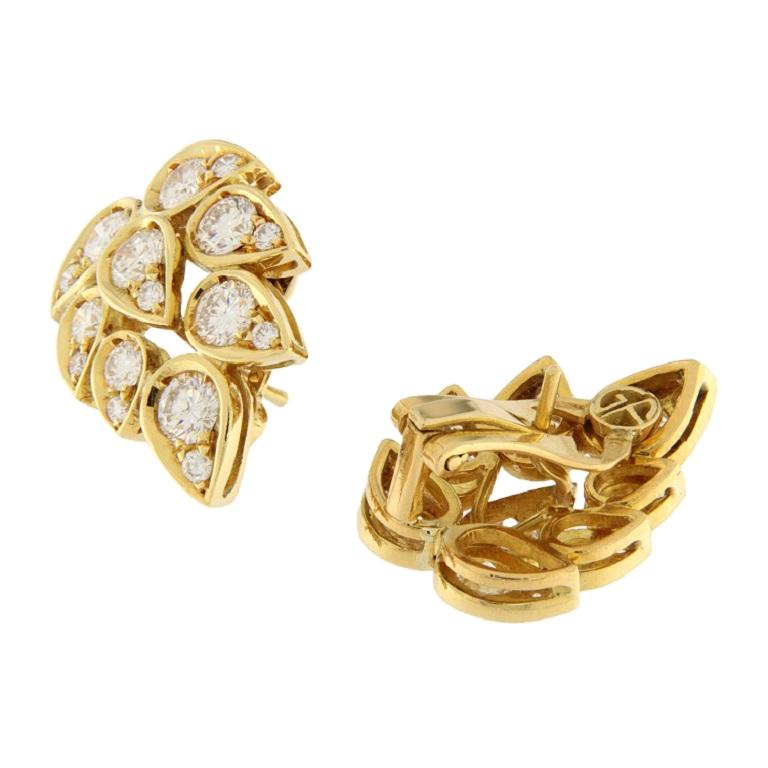 Brilliant Cut Yellow gold earrings with 2.64 ct brilliant cut diamonds For Sale