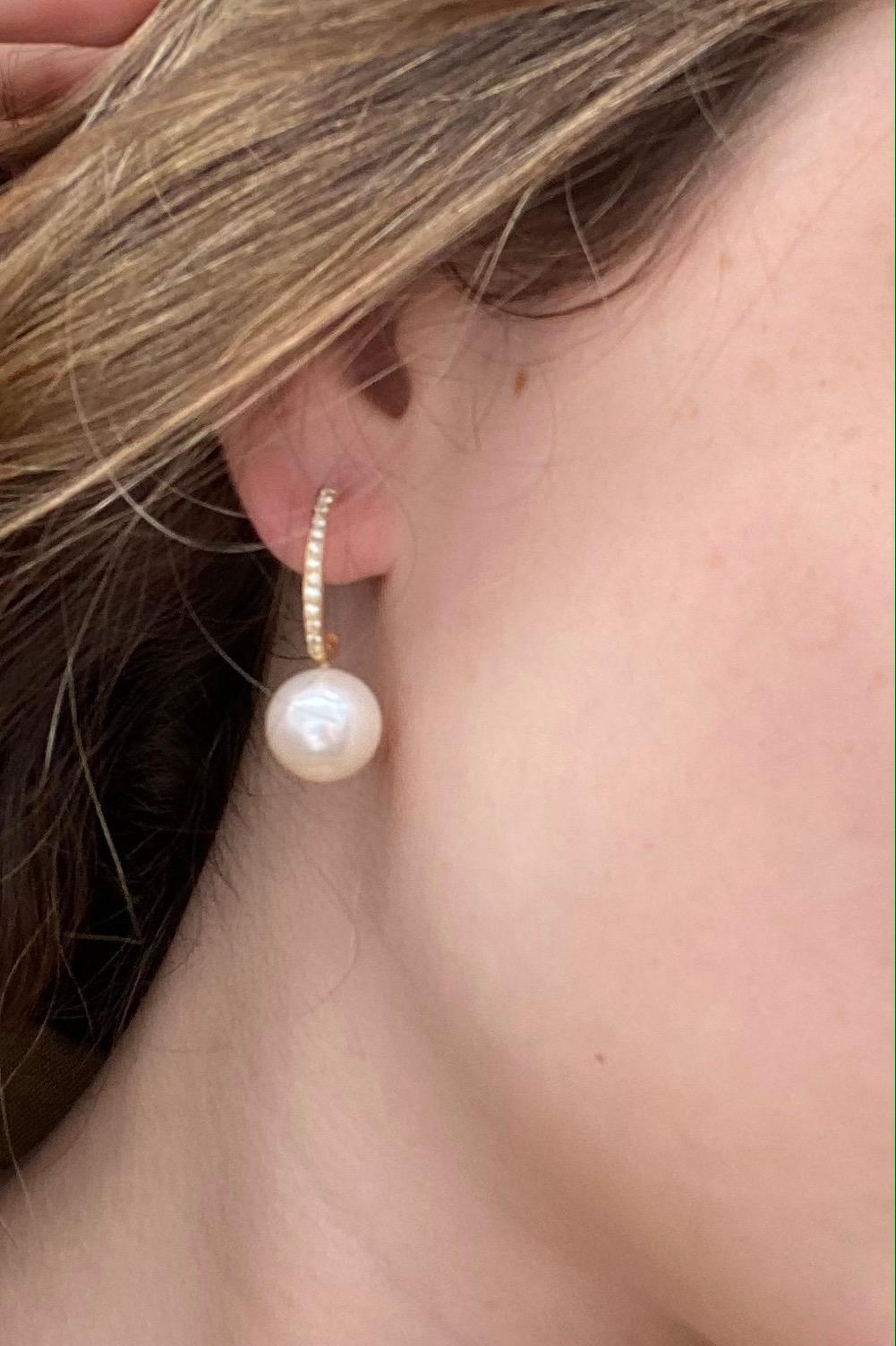 Découvrez ces magnifiques boucles d'oreilles en or jaune de la collection française de Mesure et art du temps. Ces boucles d'oreilles sont une véritable fusion de beauté et d'élégance, combinant harmonieusement perles de culture et diamants.

Les
