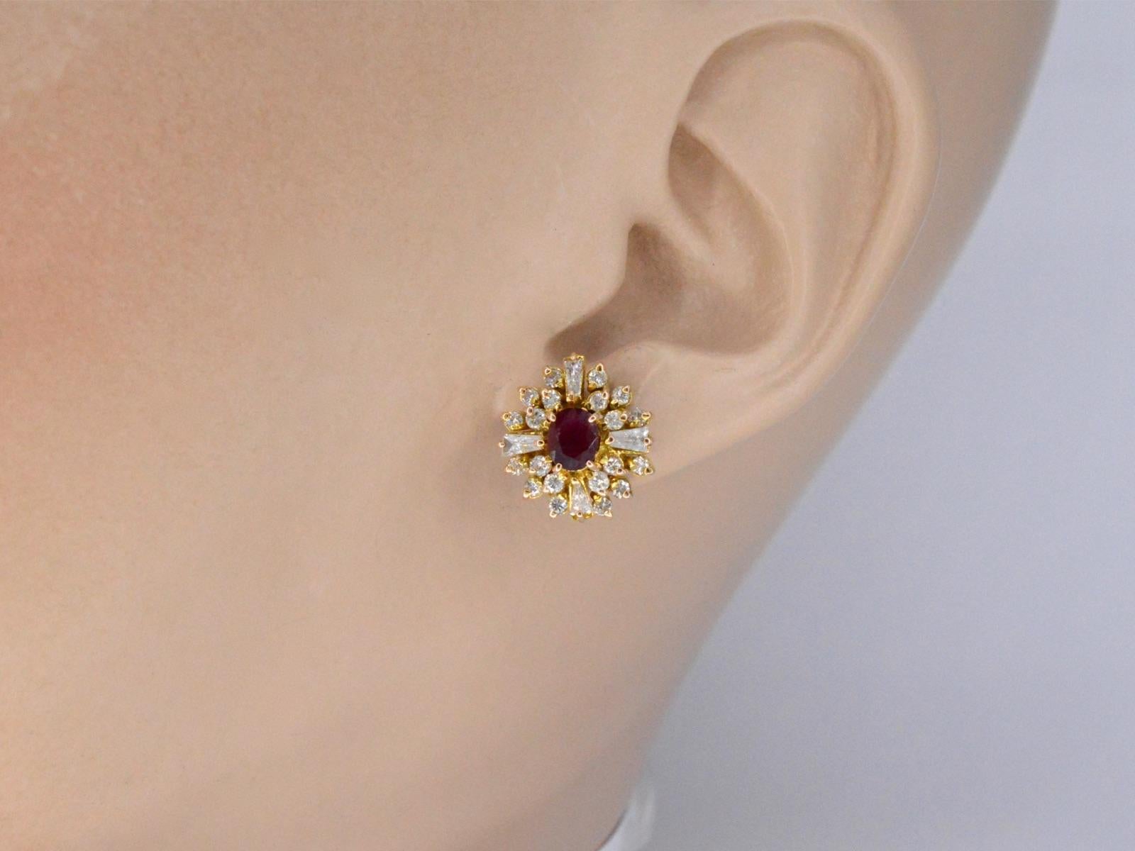 Diamanten; Gewicht: 1,80 Karat; Schliff: Brillant und Baguette; Farbe: H-I; Reinheit: SI; Schliffqualität: Sehr gut; Edelstein: Rubin; Gewicht: 0,60 Karat gesamt; Schliffform: Oval; Farbe: Rot; Juwel: Ohrringe; Gewicht: 8,1 Gramm; Punzierung: 18K