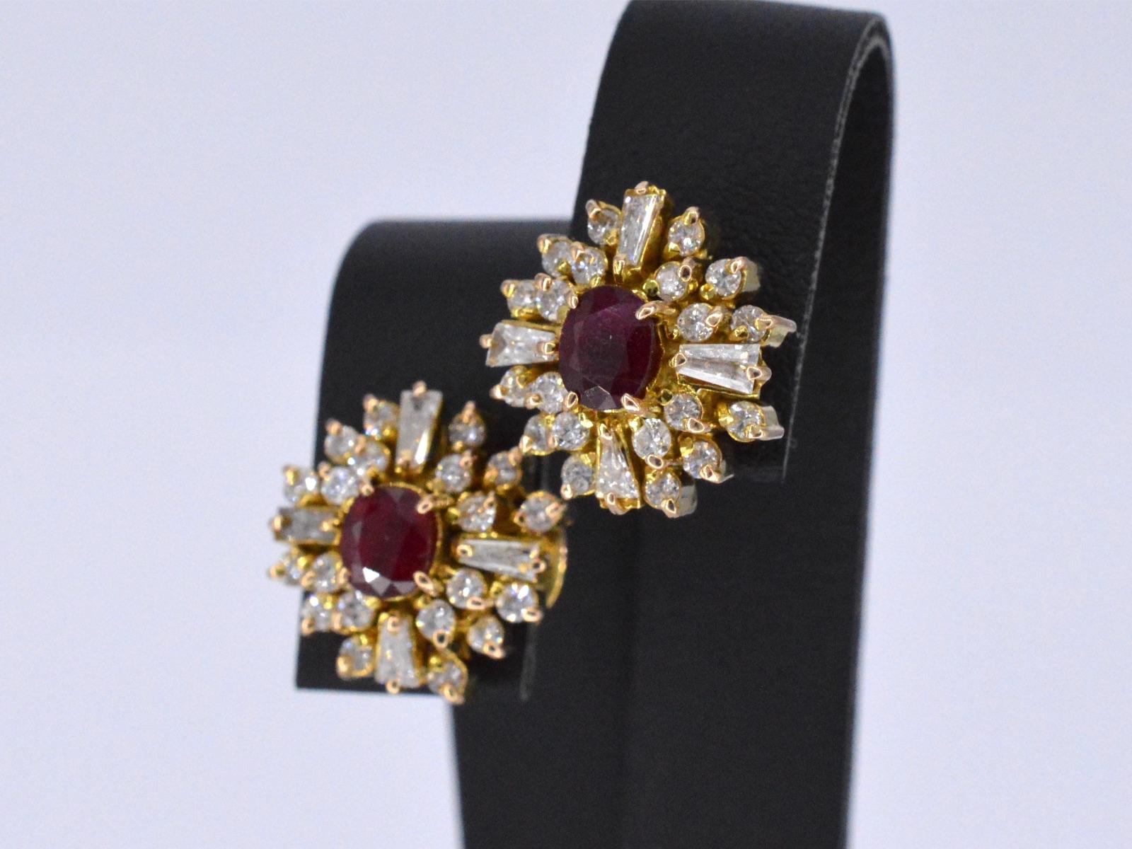 Ohrringe aus Gelbgold mit Rubin und einem Diamantenbesatz (Brillantschliff)