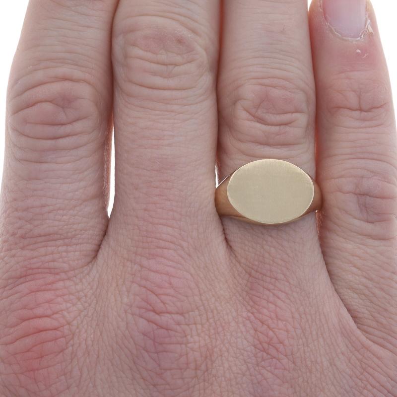 Yellow Gold East-West Oval Signet Men's Ring - 10k Engravable In Excellent Condition For Sale In Greensboro, NC