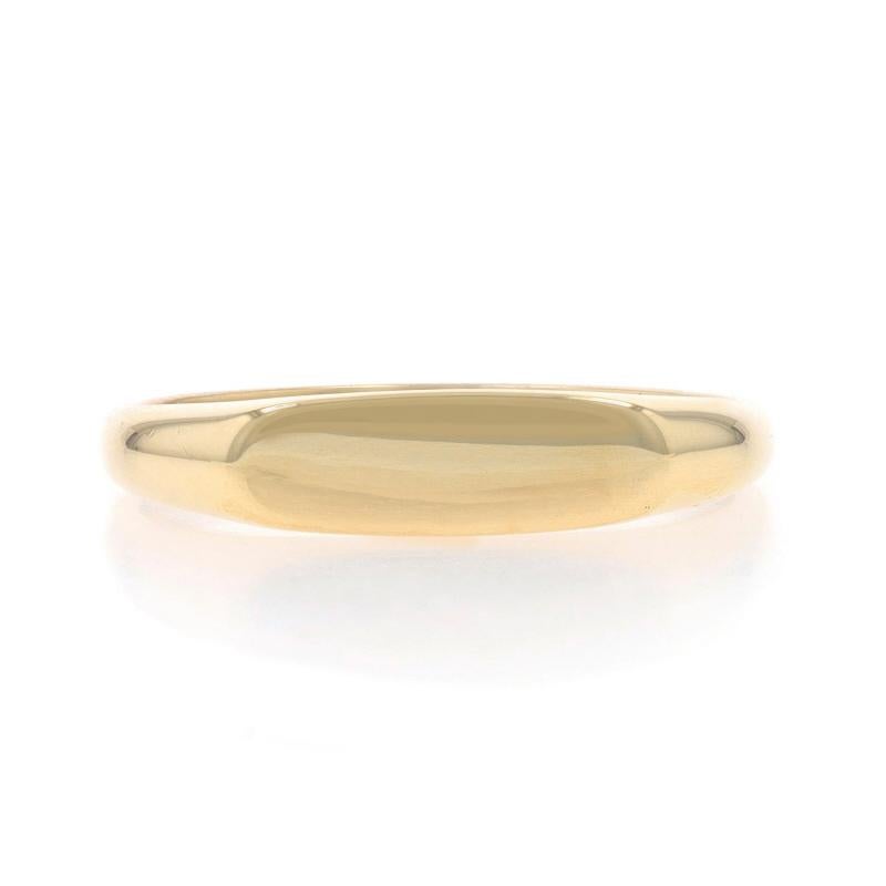 Dimensione: 7
Costo della taglia: Up 2 taglie per $35 o Down 1 taglia per $35

Contenuto del metallo: Oro giallo 14k

Stile: Segnaposto Est-Ovest

Misure

Altezza della faccia (da nord a sud): 3/16