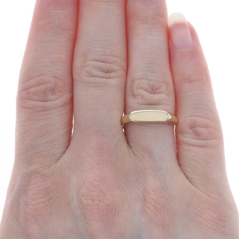 Anello con sigillo Est-Ovest in oro giallo - 14k incidibile In condizioni ottime in vendita a Greensboro, NC