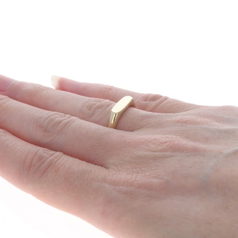Anello con sigillo Est-Ovest in oro giallo - 14k incidibile in vendita 1