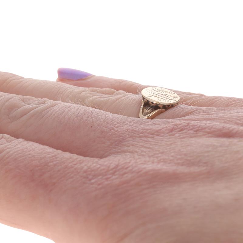 Bague chevalière édouardienne en or jaune - 10k Antique Monogram MKS Initials en vente 1
