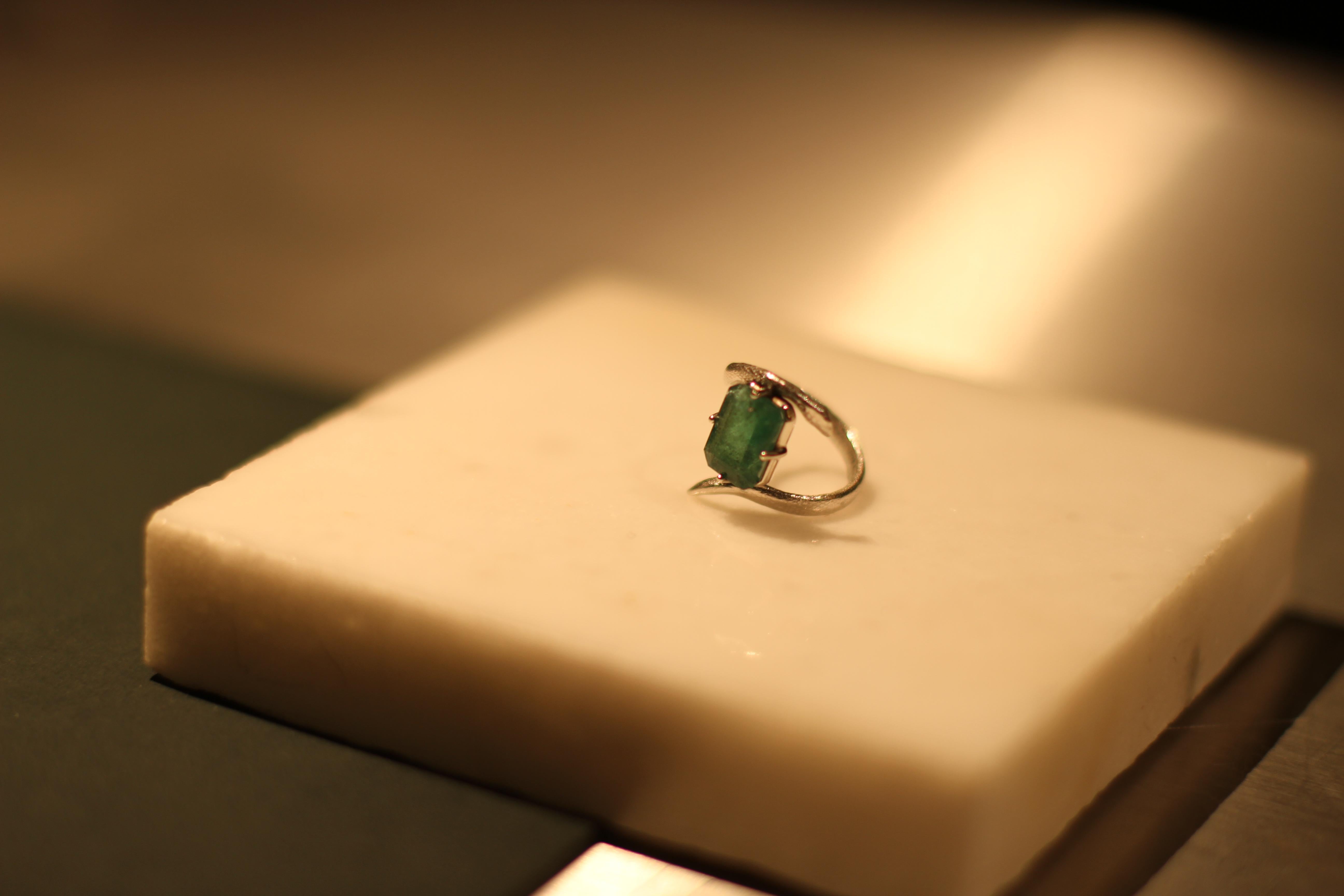 Yellow Gold Egyptian Revival Ring with Three Carats Natural Emerald For Sale 3