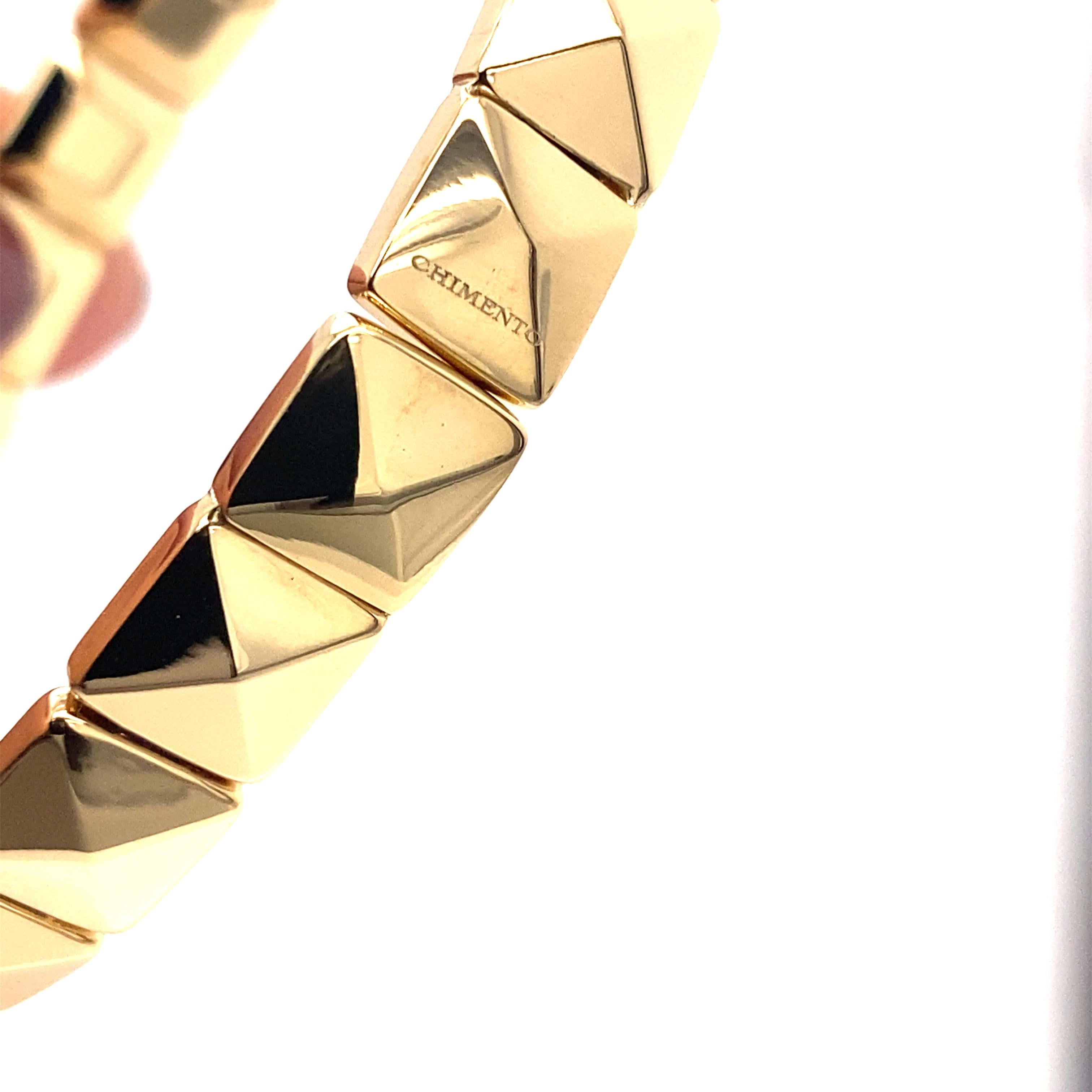 Découvrez l'élégance intemporelle du bracelet moderne Chimento en or jaune 18 carats, un bijou exquis qui allie la splendeur de l'or à un design contemporain et raffiné.

Créé par la célèbre maison de joaillerie Chimento, ce bracelet est un