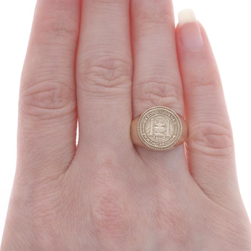 Yellow Gold Elon College Seal Signet Class Ring - 14k North Carolina In Excellent Condition For Sale In Greensboro, NC