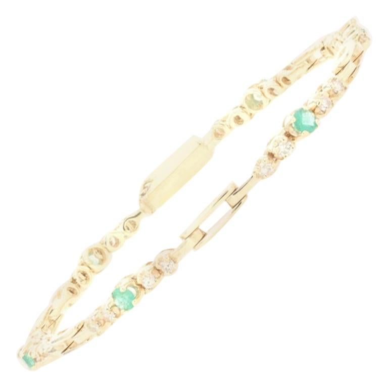 18 Karat Yellow Gold Link Bracelet with Round and Square Emerald Cut