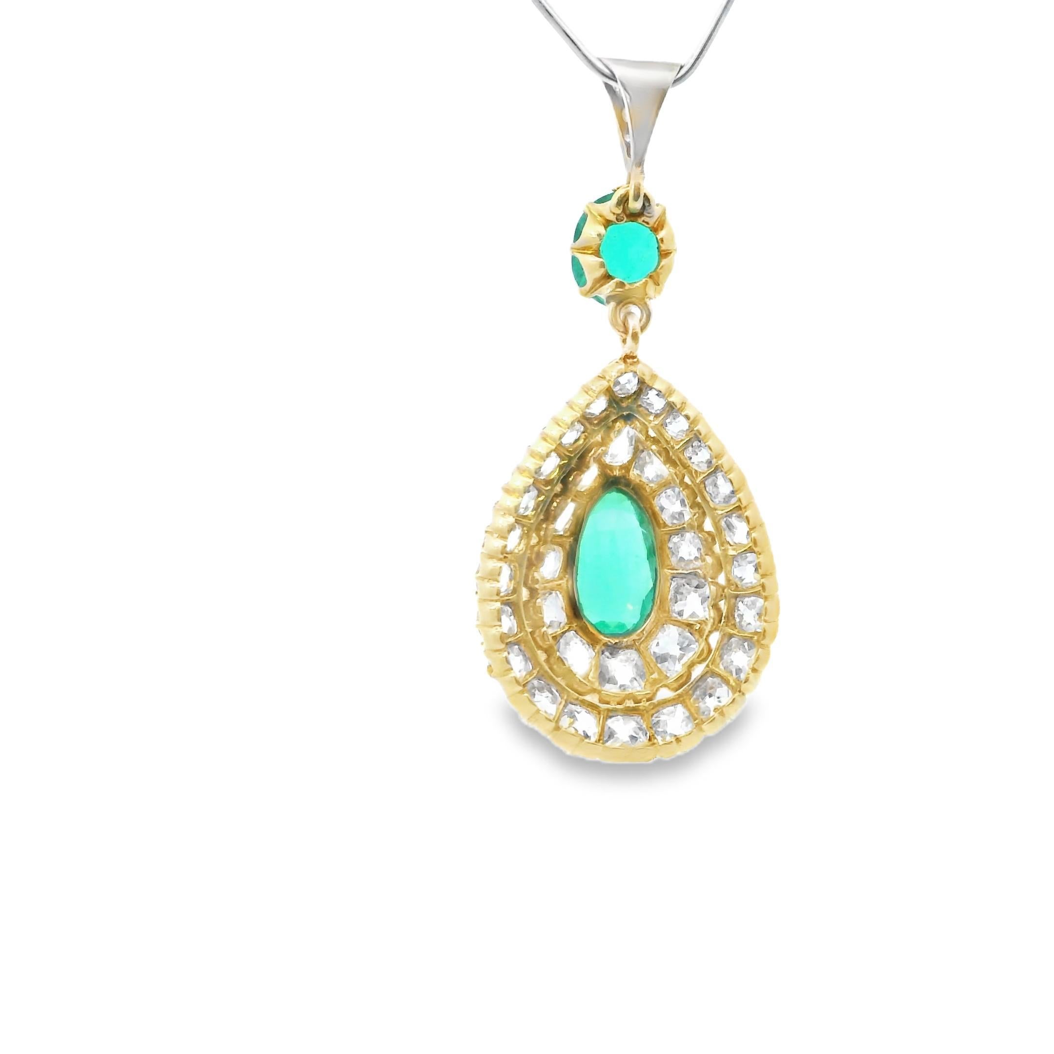 Taglio cuscino Ciondolo con smeraldo e diamante in oro giallo  Certificato SSEF in vendita