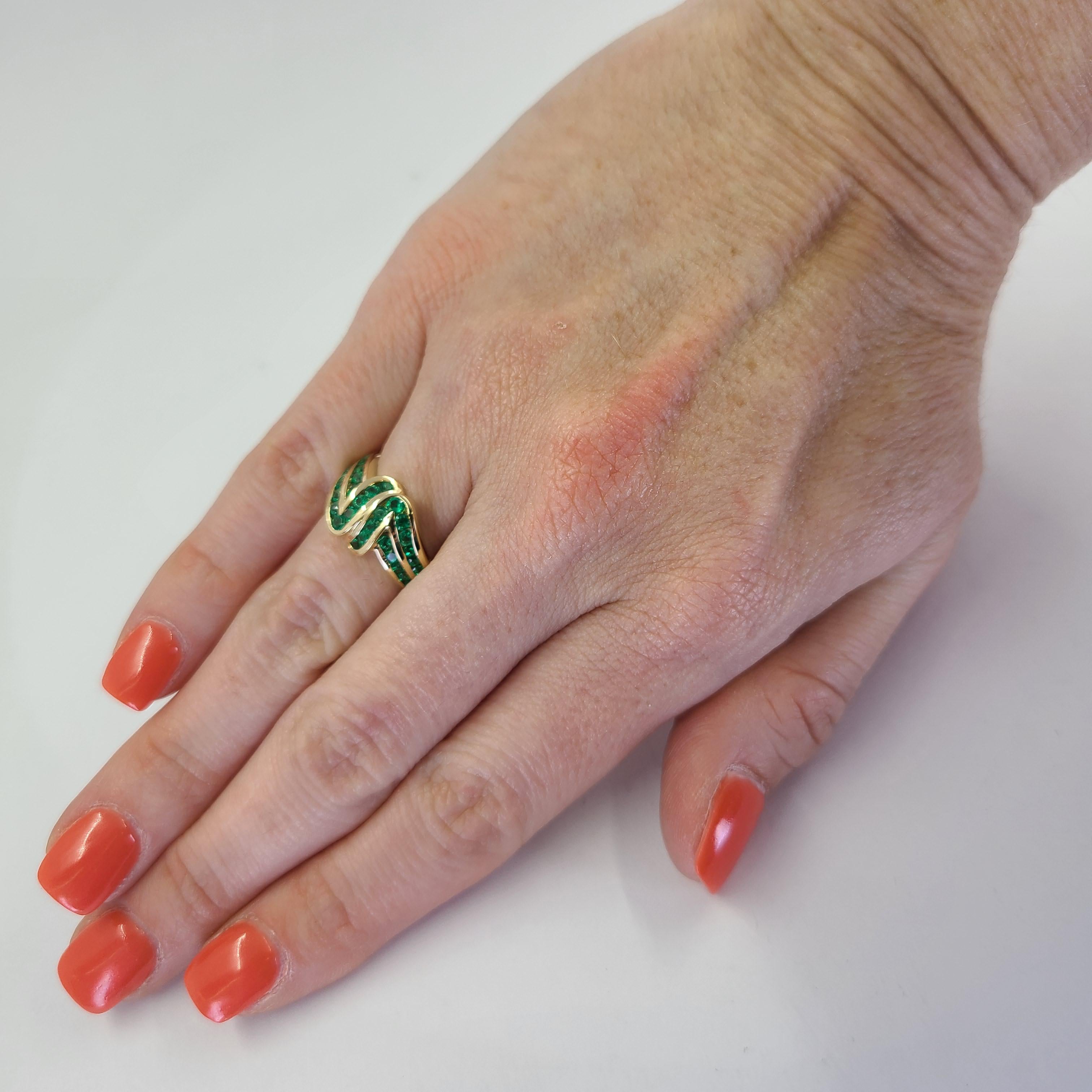 Ring aus 18 Karat Gelbgold mit 32 runden Smaragden in Kanalfassung von insgesamt ca. 1 Karat. Fingergröße 7.5; Der Kauf beinhaltet einen Größenservice. Das fertige Gewicht beträgt 4,2 Gramm.