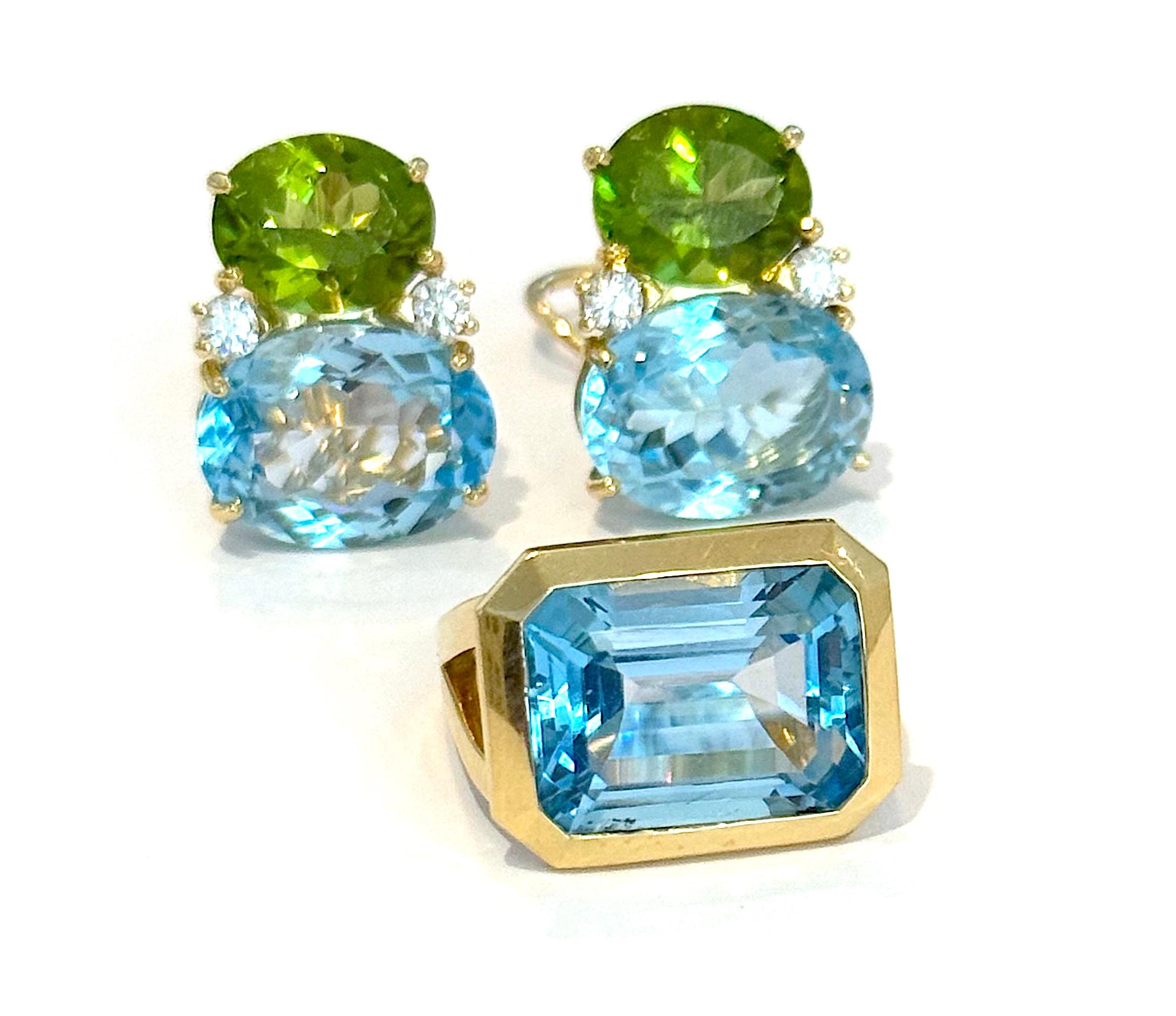 Contemporain Bague en or jaune avec topaze bleue taillée en émeraude en vente