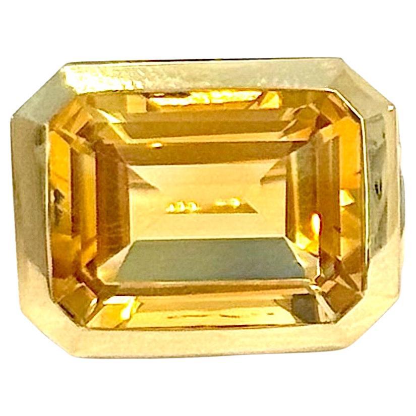 Bague en or jaune avec citrine taille émeraude