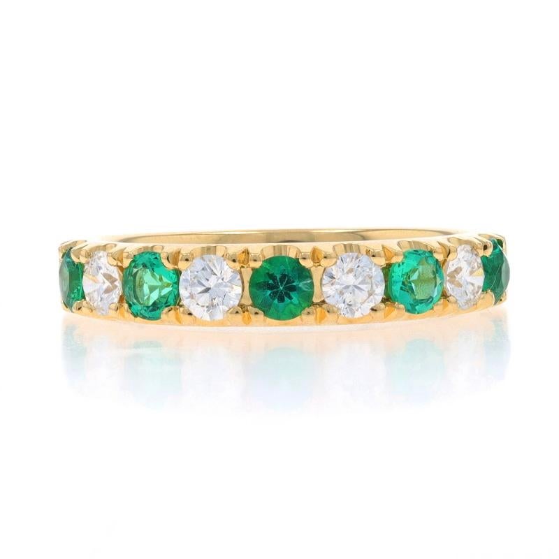 Taille : Veuillez nous contacter pour obtenir des informations sur les tailles.

Contenu du métal : Or jaune 18k

Informations sur les pierres

Émeraudes naturelles
Traitement : Huilage
Carat(s) : .52ctw
Coupe : Ronde
Couleur : Vert

Diamants