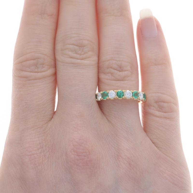 Taille ronde Anneau en or jaune avec émeraude et diamant - 18k Round .89ctw French Set Ring en vente
