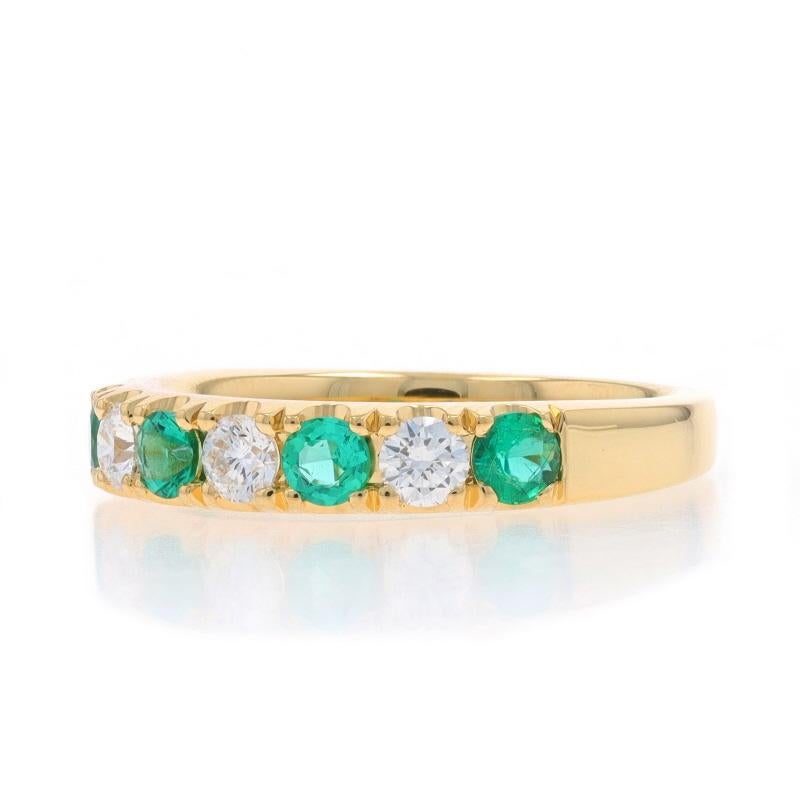 Anneau en or jaune avec émeraude et diamant - 18k Round .89ctw French Set Ring Neuf - En vente à Greensboro, NC