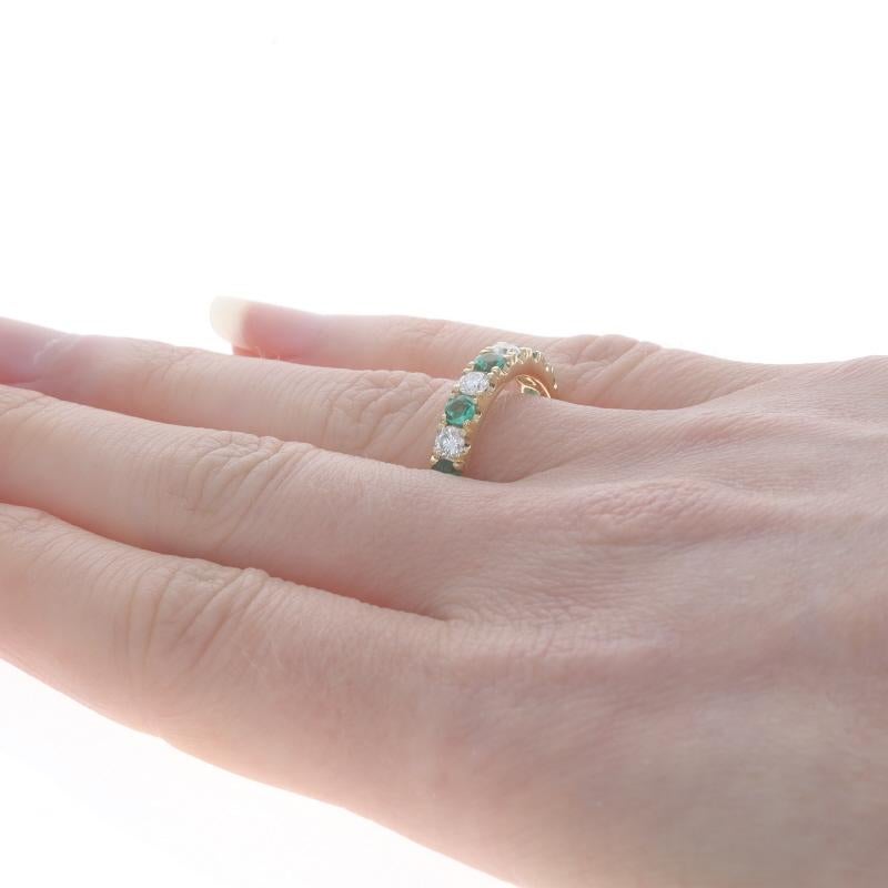 Anneau en or jaune avec émeraude et diamant - 18k Round .89ctw French Set Ring Pour femmes en vente