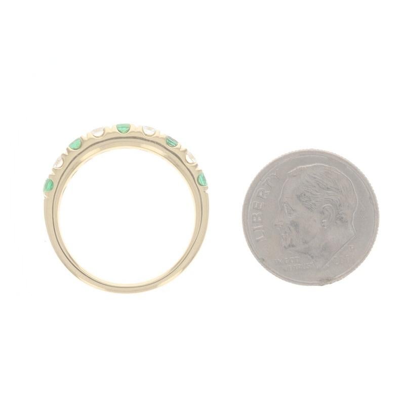 Anneau en or jaune avec émeraude et diamant - 18k Round .89ctw French Set Ring en vente 1