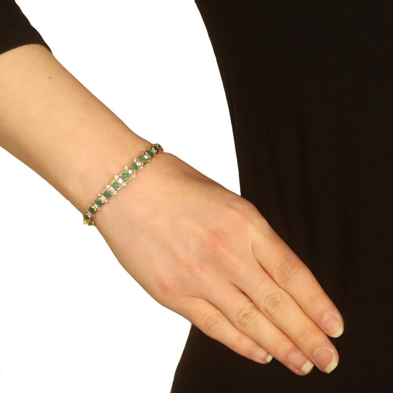 Taille ronde Bracelet jonc en or jaune avec émeraudes et diamants 6 1/2