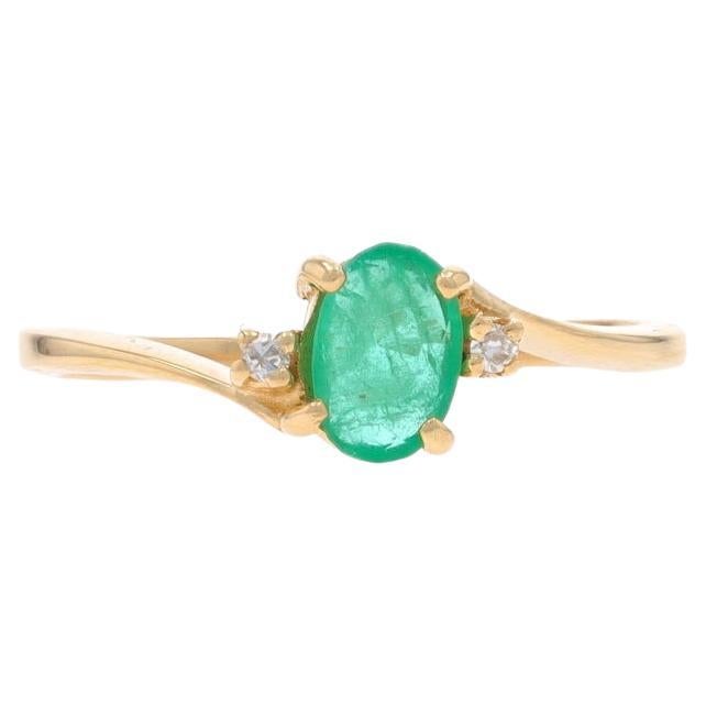 Bypass-Ring aus Gelbgold mit Smaragd und Diamant - 14k Oval .54ctw