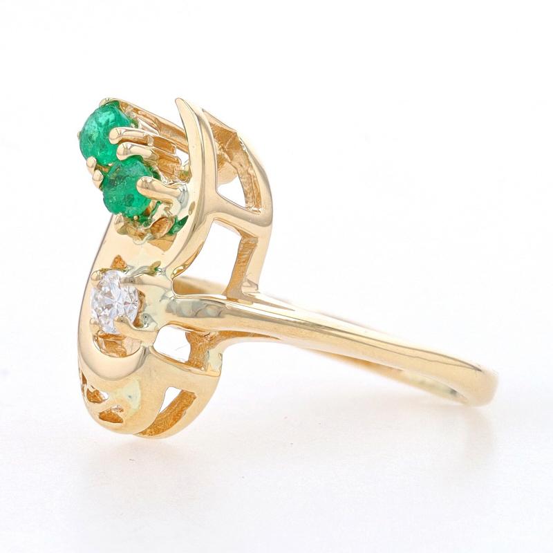 Yellow Gold Emerald & Diamond Bypass Ring - 14k Round .23ctw Scrollwork In Excellent Condition For Sale In Greensboro, NC