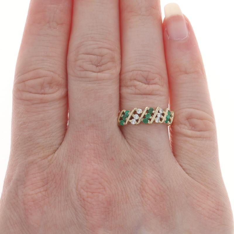 Taille ronde Bague en or jaune avec émeraude et diamant -14k Round .42ctw Diagonal Stripes Ring en vente