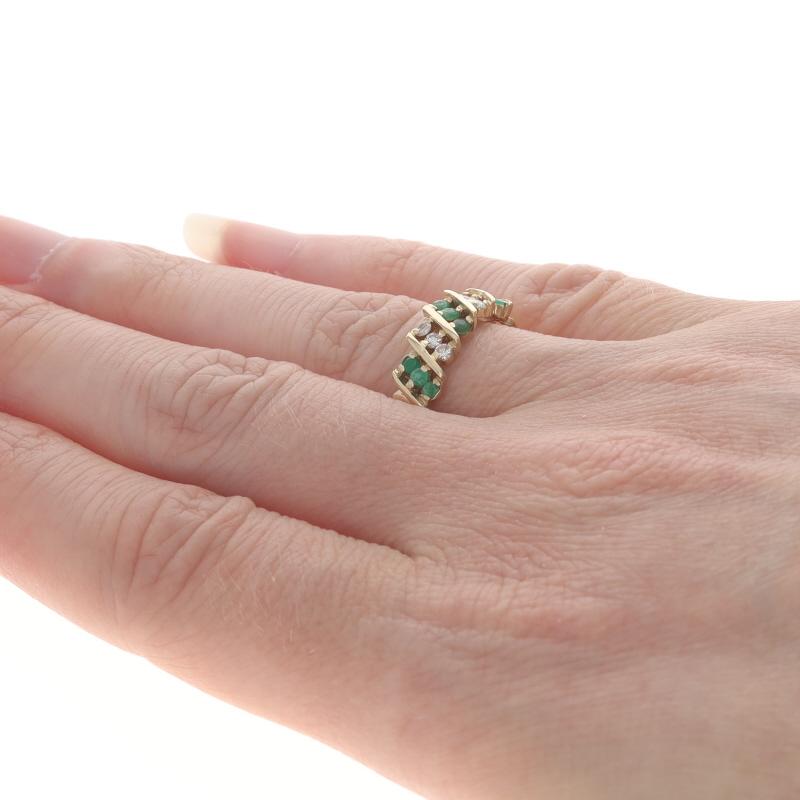 Bague en or jaune avec émeraude et diamant -14k Round .42ctw Diagonal Stripes Ring Pour femmes en vente