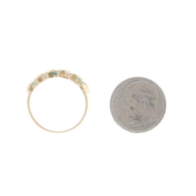 Bague en or jaune avec émeraude et diamant -14k Round .42ctw Diagonal Stripes Ring en vente 1