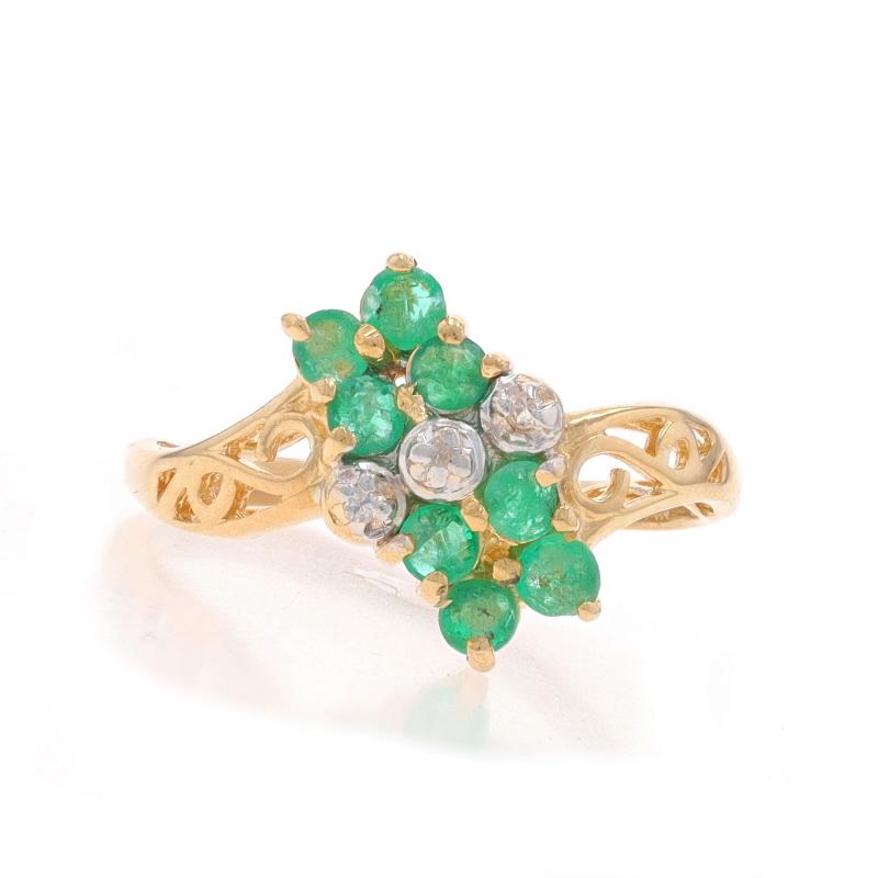 Größe: 4 1/2
Gebühr für Größenanpassung: Up 1 1/2 Größen für $35 oder Down 1 Größe für $35

Metallgehalt: 14k Gelbgold & 14k Weißgold

Informationen zu Stein

Natürliche Smaragde
Behandlung: Ölen
Karat(e): .40ctw
Schnitt: Rund
Farbe: