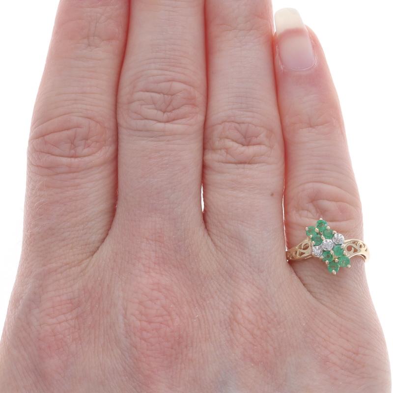 Gelbgold Smaragd-Diamant-Cluster- Bypass-Ring - 14k rund .40ctw (Rundschliff) im Angebot