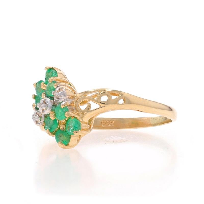 Gelbgold Smaragd-Diamant-Cluster- Bypass-Ring - 14k rund .40ctw im Zustand „Hervorragend“ im Angebot in Greensboro, NC