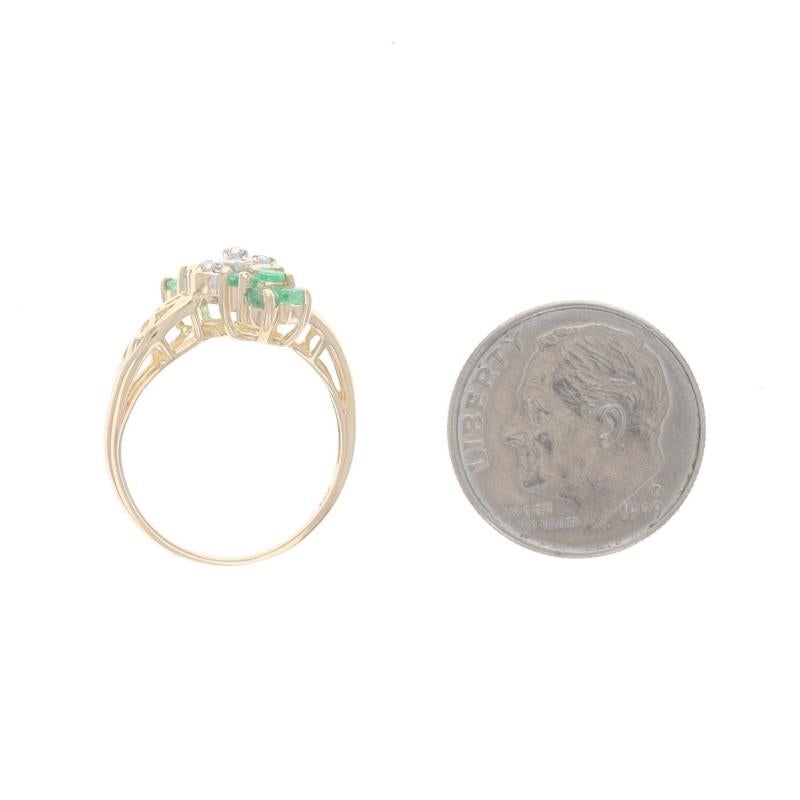 Gelbgold Smaragd-Diamant-Cluster- Bypass-Ring - 14k rund .40ctw im Angebot 1