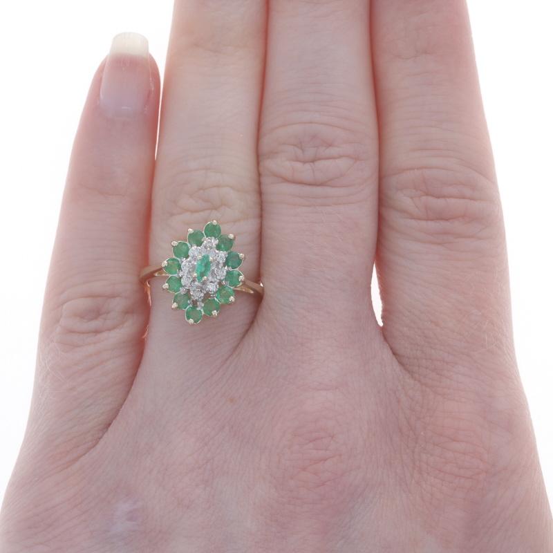 Gelbgold Smaragd Diamant Cluster Cocktail Halo Ring - 10k Marq & Rd .87ctw (Marquiseschliff) im Angebot