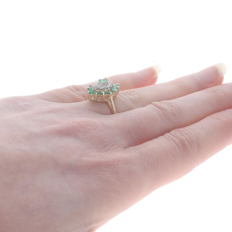 Gelbgold Smaragd Diamant Cluster Cocktail Halo Ring - 10k Marq & Rd .87ctw Damen im Angebot