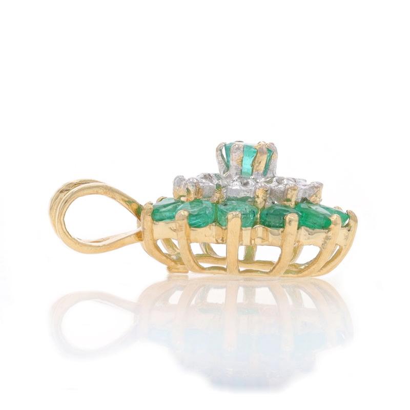 Taglio smeraldo Ciondolo a doppio cerchio con diamante smeraldo in oro giallo - 14k Rd 6,78ctw Floral in vendita