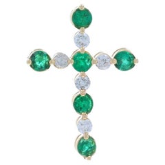 Pendentif croix en or jaune avec émeraude et diamant 14k Round .55ctw Faith