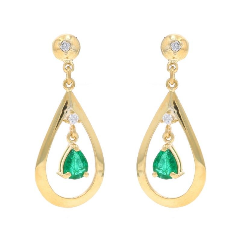 Contenuto del metallo: Oro giallo 18k

Informazioni su A. Stone

Smeraldi naturali
Trattamento: Oliatura
Carati: .90ctw
Taglio: Pera
Colore: verde

Diamanti naturali
Carati: .10ctw
Taglio: Rotondo brillante
Colore: G - H
Chiarezza: VS1 - VS2

Carati