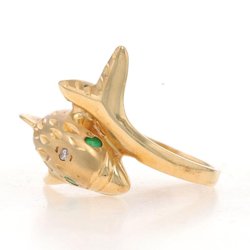 Round Cut Yellow Gold Emerald & Diamond Dolphin Bypass Ring - 14k Round Ocean Life For Sale