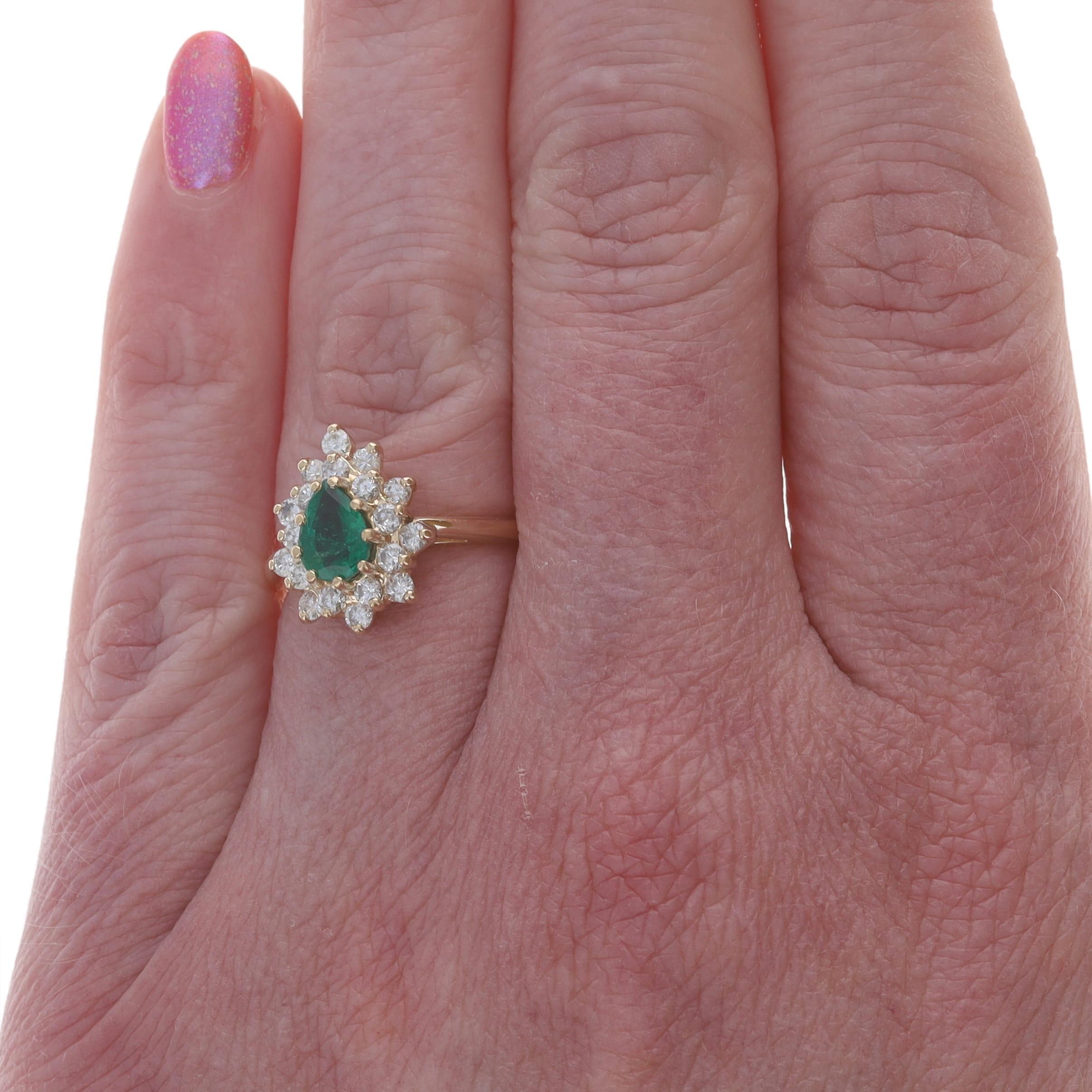 Taille : 6 1/4
Frais de taille : Up&Up 3 tailles pour $40 ou Down 2 tailles pour $40

Contenu du métal : Or jaune 14k

Informations sur les pierres

Émeraude naturelle
Traitement : Huilage
Carat(s) : .70ct
Coupe : Poire

Diamants naturels
Carat(s) :