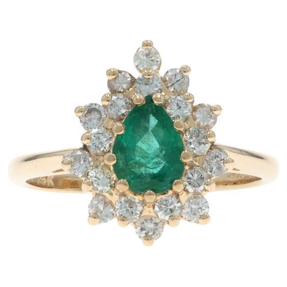 Bague en or jaune avec halo d
émeraude et de diamant - 14k Pear 1.15ctw en vente