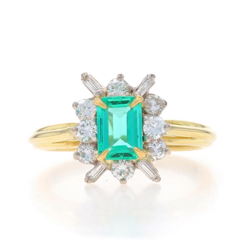 Taille : 5 3/4
Frais de taille : Up&Up 3 tailles pour $60 ou Down 2 tailles pour $40

Contenu du métal : Or jaune 18k et or blanc 18k

Informations sur les pierres

Émeraude naturelle
Traitement : Huilage
Carat(s) : .67ct
Coupe : Émeraude
Couleur :