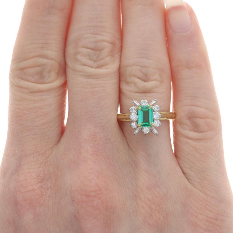 Taille émeraude Bague halo d'émeraudes et de diamants en or jaune 18 carats taille émeraude 1,17 ctw cathédrale en vente