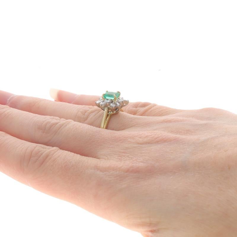Bague halo d'émeraudes et de diamants en or jaune 18 carats taille émeraude 1,17 ctw cathédrale Pour femmes en vente