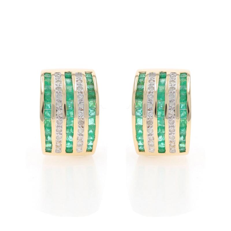 Contenu métallique : Or jaune 14k et or blanc 14k

Informations sur les pierres

Émeraudes naturelles
Traitement : Huilage
Carat(s) : 1.32ctw
Coupe : Carré
Couleur : Vert

Diamants naturels
Carat(s) : .34ctw
Coupe : Simple
Couleur : H - I
Clarté :