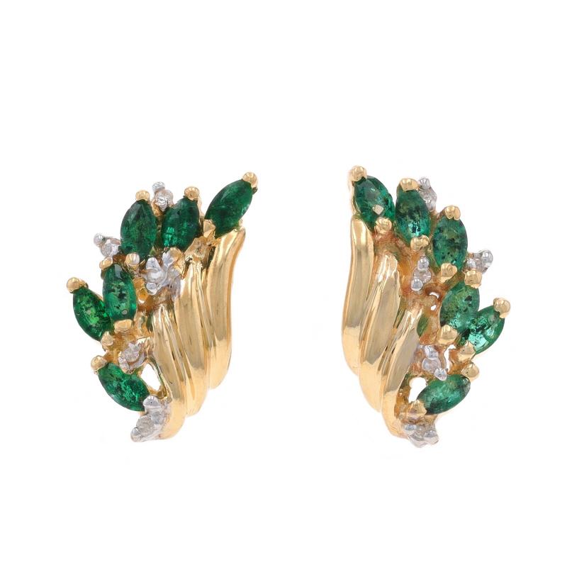 Contenu métallique : Or jaune 10k et or blanc 10k

Informations sur les pierres

Émeraudes naturelles
Traitement : Huilage
Carat(s) : 1.08ctw
Coupe : Marquise
Couleur : Vert

Diamants naturels
Carat(s) : .03ctw
Coupe : Simple
Couleur : I - J
Clarté