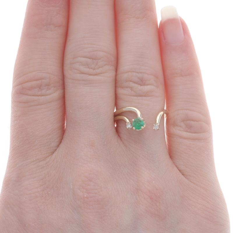 Anillo Oro Amarillo Diamante Esmeralda Espacio Negativo - 14k Redondo .14ctw Corte redondo en venta
